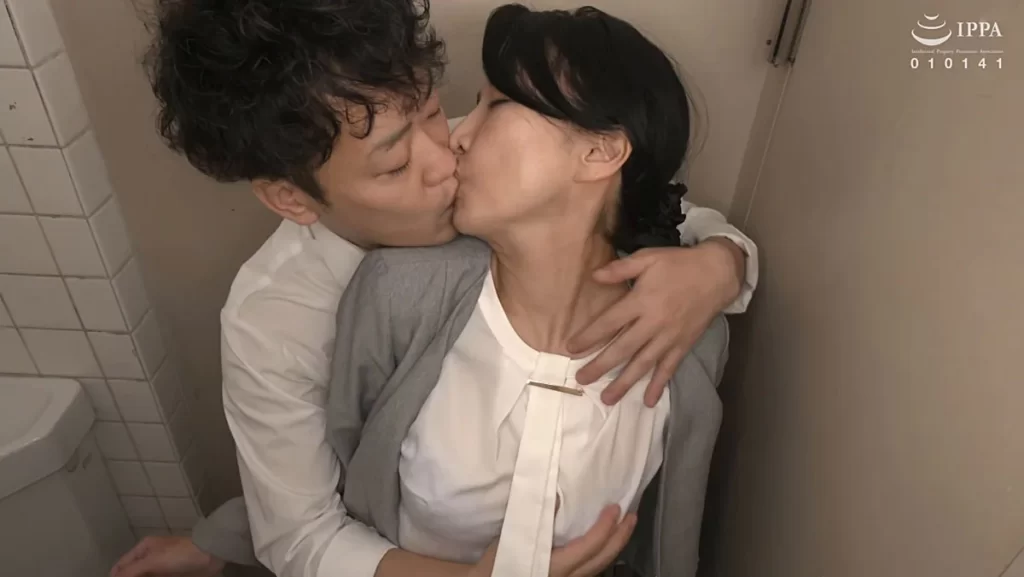 美熟女瀬尾礼子さんが生徒とトイレでキスをする