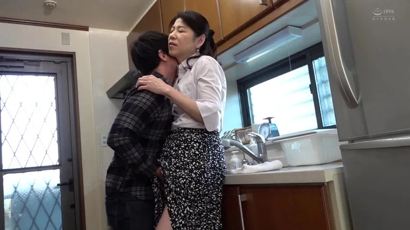 キッチンで息子に手マンされる工藤亜沙美さん