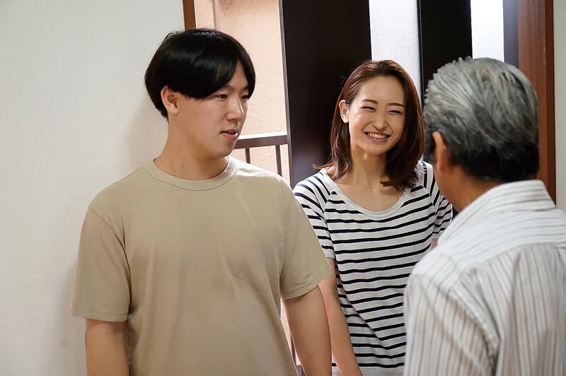 夫と一緒に義理の父親に会いに行く白花こうさん