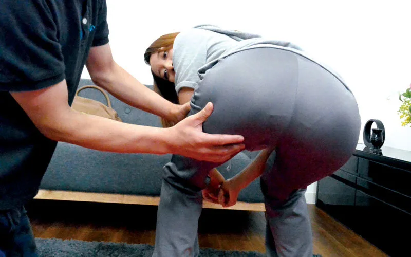 パーソナルトレーナーにお尻を愛撫される美川由加里さん