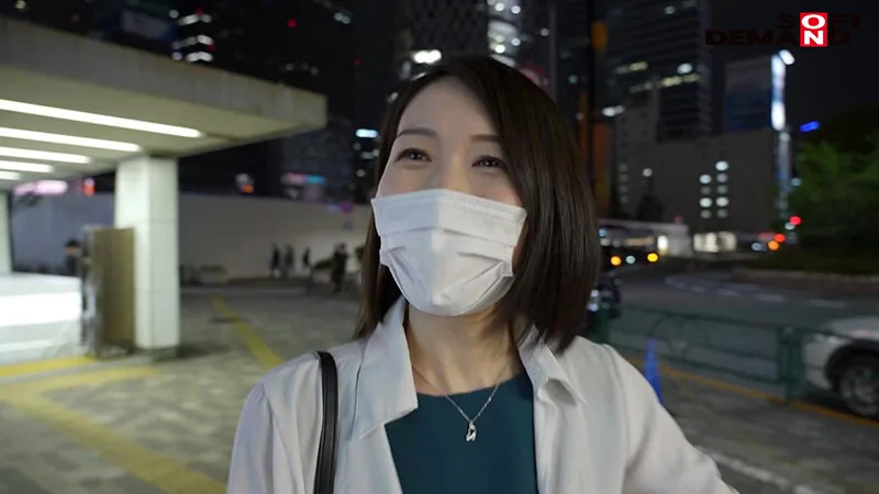 帰宅時に満足げな表情を浮かべる望月瞳さん