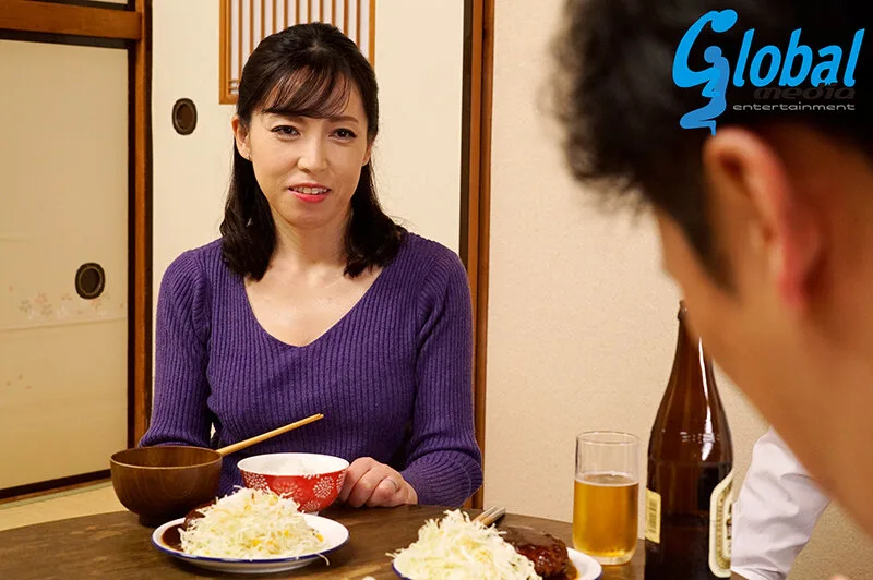 息子と食事をしながら話をする真崎理恵子さん