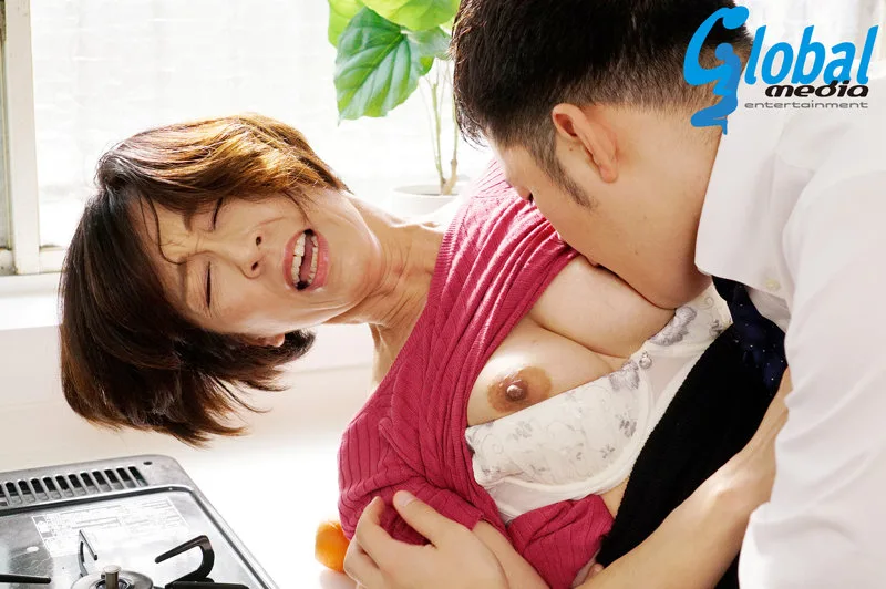 堀美也子さんの乳首を舐める娘婿