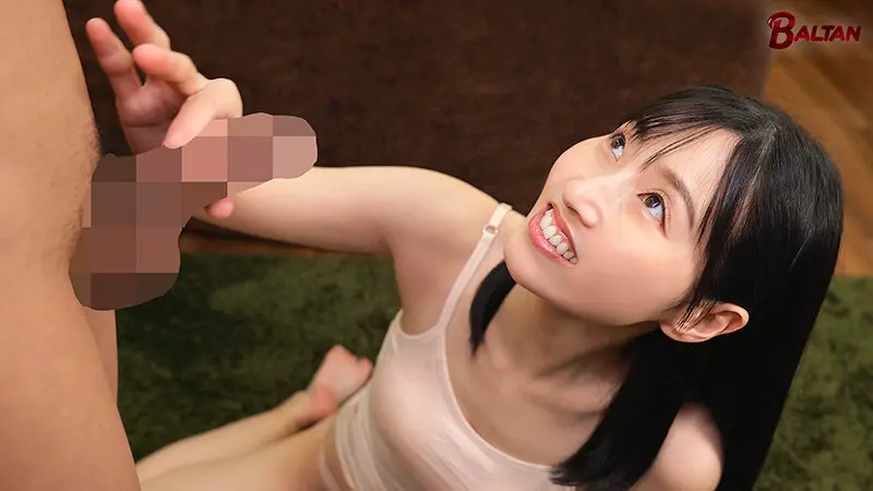 息子の友達のチンチンを手コキする藤咲紫さん