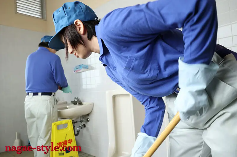 トイレ掃除をする平井栞奈さん